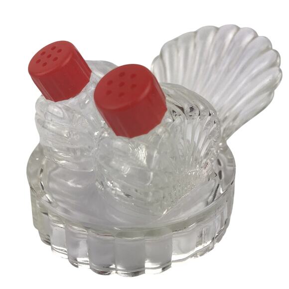 Vintage Salt & Pepper Shakers Clear Glass Red Lids Clam Shell Holder Turkey - Picture 1 of 8
